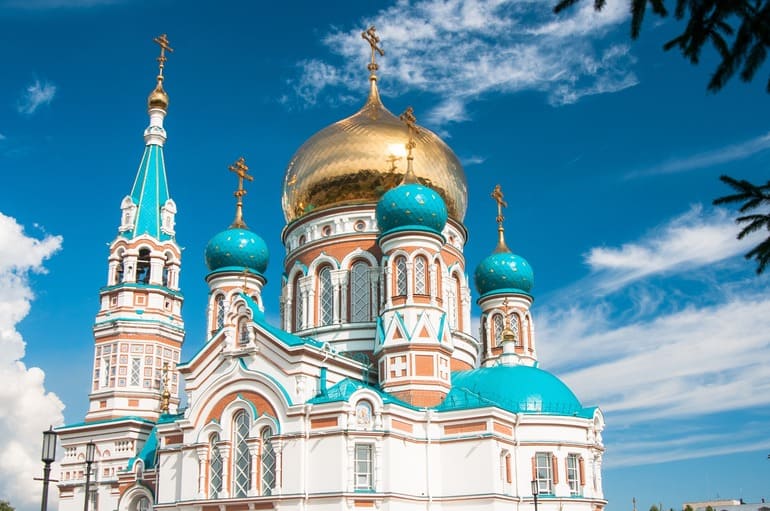 Храм с голубыми куполами